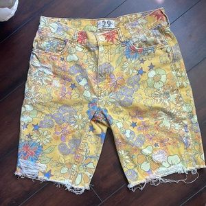 😎 Bermuda shorts. So fun 🤩